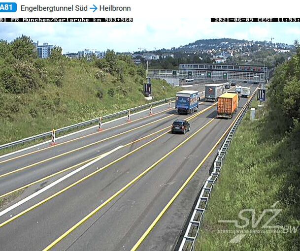 Südlich des Engelbergtunnels werden mehrere Spuren von der A8 aus zwei Richtungen her zusammengeführt.