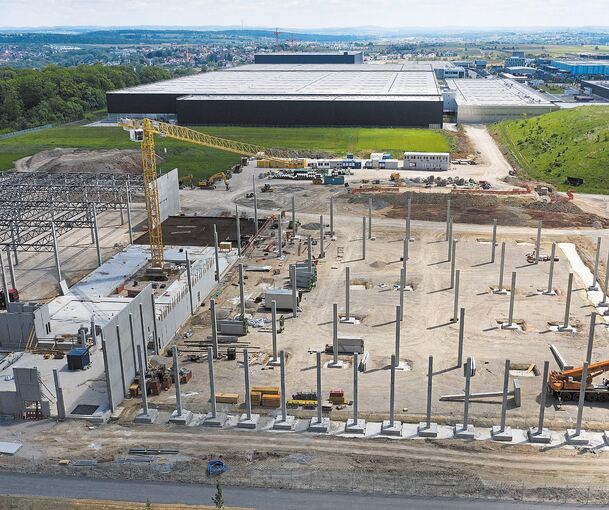 Im westlichen Teil des Gewerbegebiets Eichwald hat der Stuttgarter Autobauer mit dem Hochbau seines neuen Werks begonnen.Foto: Alfred Drossel