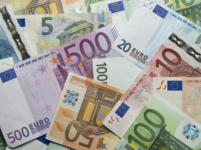 Euro-Banknoten liegen auf einem Haufen