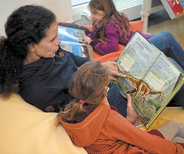 Ob mit den Kindern ein Buch lesen oder auf den Spielplatz gehen: Die Familienpaten entlasten Eltern in Alltagssituationen. Archivfoto: da