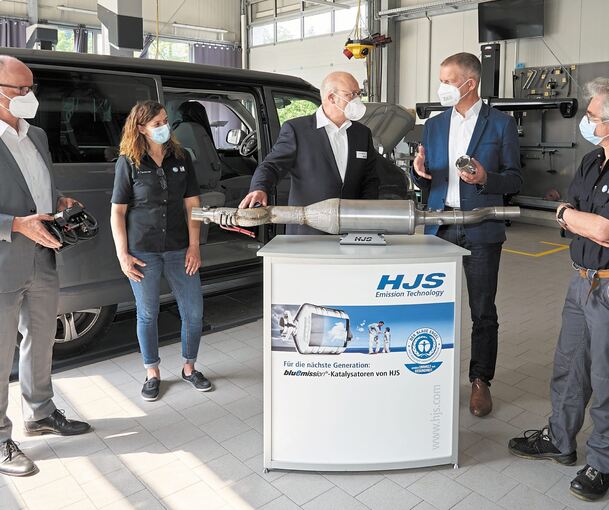 Abgastechnik für T5 und Co: Christian Reher (Kfz-Innung), Petra Tschirner, Geschäftsführerin von Tschirner und Fuchs, HJS-Verkaufsdirektor Axel Middendorf, Ludwigsburgs Baubürgermeister Michael Ilk und Manfred Bauer von Tschirner und Fuchs am SCR-Kat