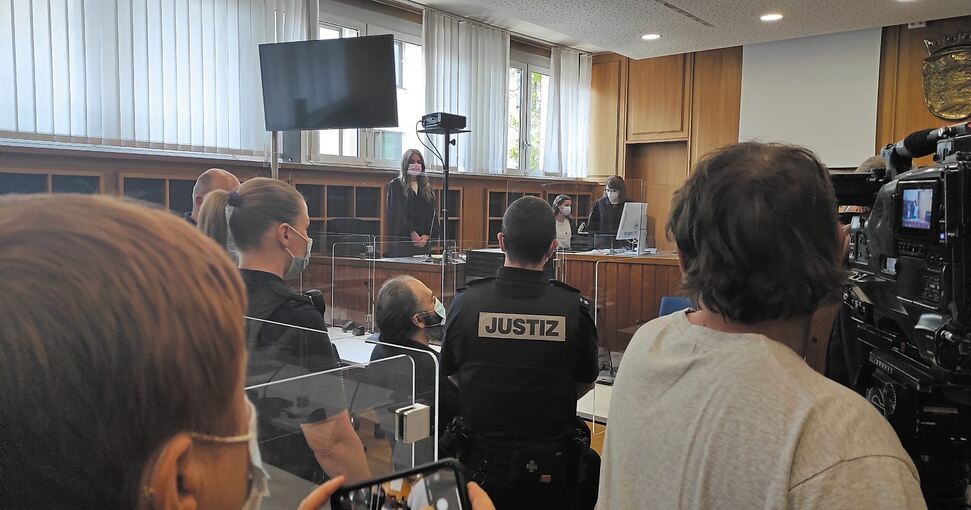 Großer Presseandrang am Tag der Urteilsverkündung. Der Angeklagte (zwischen den Justizbeamten) wirkt teilnahmslos.Foto: Andrea Nicht-Roth