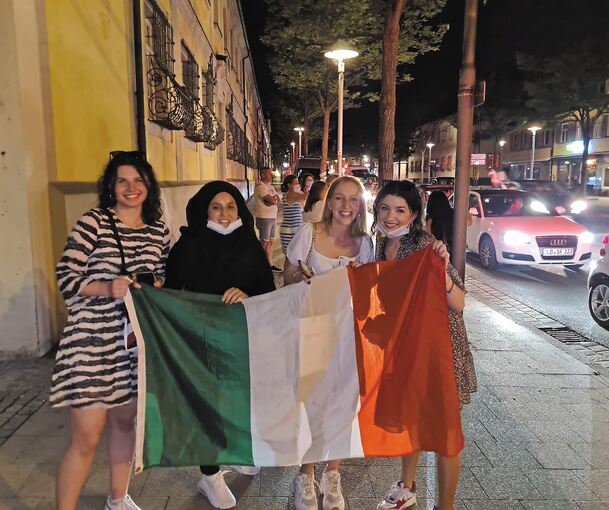 Die vier Ragazze hielten fröhlich kreischend am Straßenrand die Fankultur und die italienische Fahne hoch. Das Bild entstand, nachdem ihnen ein Polizist nicht ganz ernsthaft 120 Euro angedroht hatte, sollten sie nicht aufhören, junge Männer in den pa
