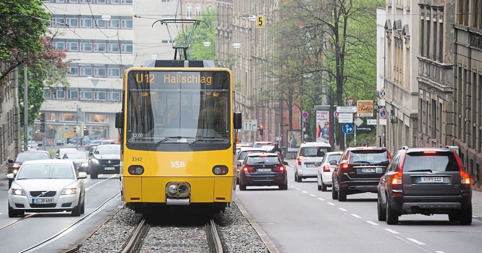 In Gedanken lässt man im Ludwigsburger Landratsamt die SSB-Hochflurbahn (hier eine Aufnahme aus Stuttgart) zwischen Remseck und dem Ludwigsburger Bahnhof fahren. Foto: dpa