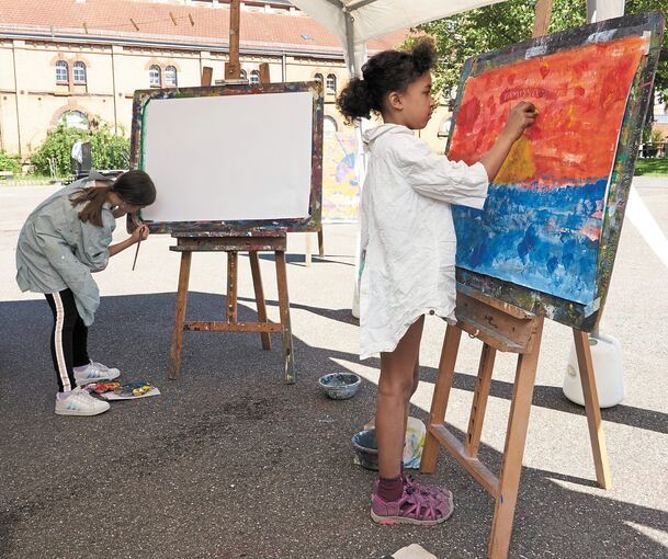 Leyla und Kamissa malen an der Staffelei. Foto: Andreas Becker