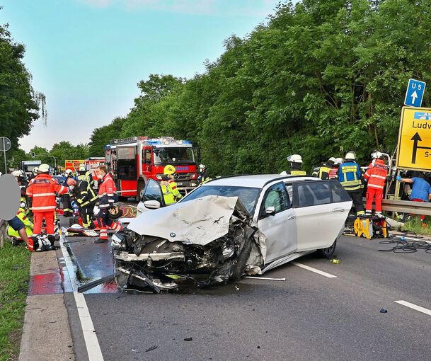 Folgenschwerer Unfall auf der Straße zwischen Möglingen und Schwieberdingen im Juni 2021: Bei dem Zusammenstoß erleidet ein Opel-Fahrer einen Genickbruch und stirbt noch an Ort und Stelle. Archivfoto: KS-Images.de/Andreas Rometsch/LKZ.