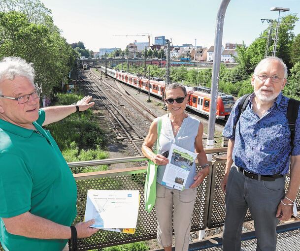 „Der Ludwigsburger Bahnhof darf nicht die Endstation für die Stadtbahn sein“: Klaus Arnoldi (links), Marlies Heinzler und Werner Bischof vom Aktionsbündnis Stadtbahn, dem Experten vom VCD, BUND und ADFC angehören. Foto: Ramona Theiss