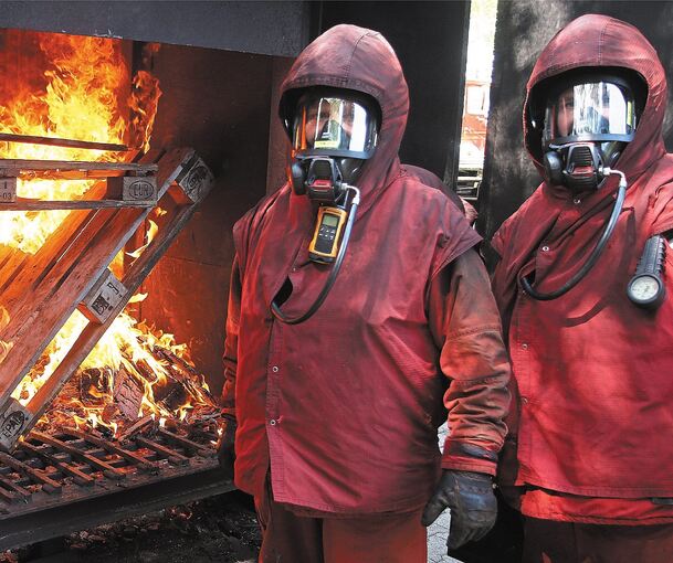 Feuerwehrtrupps üben unter realistischen Bedingungen im Brandcontainer.Fotos: Alfred Drossel