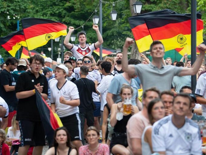 «Keine gute Idee» - Infektiologe sieht Fußball-EM mit ...