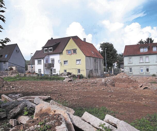 Blick auf die Baulücke: Hier sollen drei Wohngebäude entstehen. Aktuell laufen archäologische Untersuchungen. Foto: Alfred Drossel