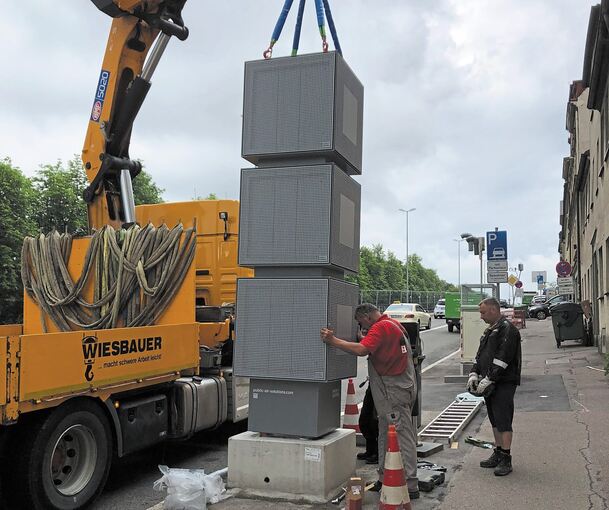 Am Dienstag mit Kran bei der Arbeit: Mitarbeiter von Mann+Hummel und unterstützenden Unternehmen platzieren Filtersäulen auf den vorbereiteten Fundamenten. Foto: LKZ/map