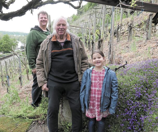 Drei Generationen im Weinberg: Christian, Rainer und Anna Kopp im Terrassenweinberg in Neckarweihingen. Der Weinberg wurde vor Jahren aus vollster Überzeugung und für viel Geld gekauft. Heute ist er kaum noch einen Euro wert. Foto Uli Ostarhild