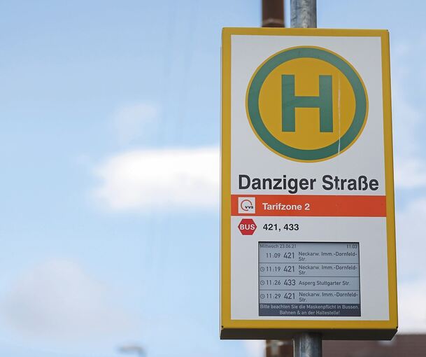 Eine der neuen Anzeigentafeln an der Haltestelle Danziger Straße. Fotos: Ramona Theiss