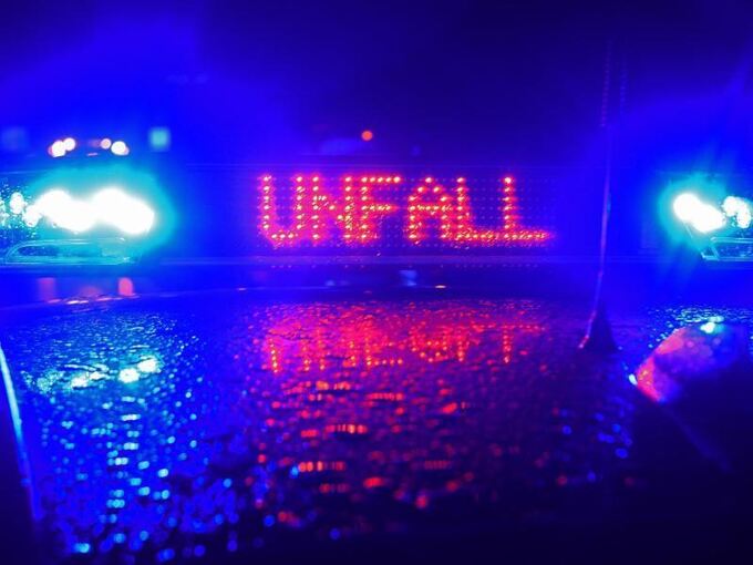 Der Schriftzug «Unfall» leuchtet auf einem Streifenwagen