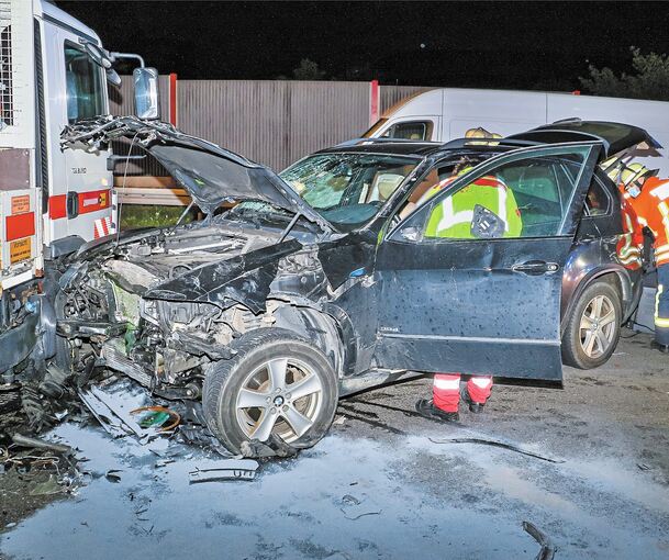 Kaum zu glauben: Die Fahrerin dieses Autos kann ihren PKW nach dem Unfall laut Polizei noch selbstständig verlassen. Foto: Karsten Schmalz