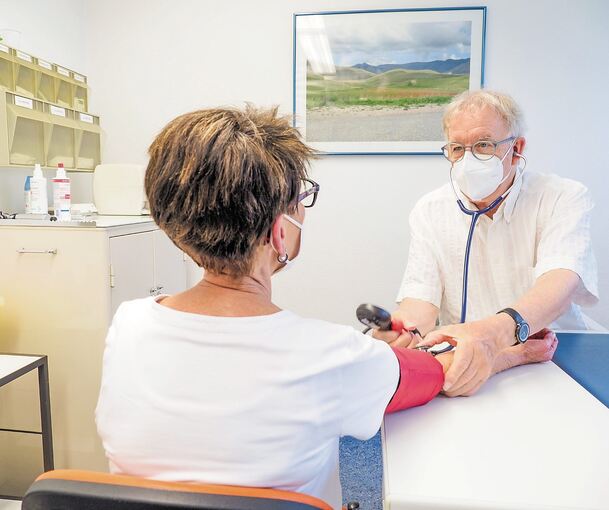 Doktor Hans-Joachim Nagel behandelt eine Patientin in seiner Praxis.Foto: Holm Wolschendorf