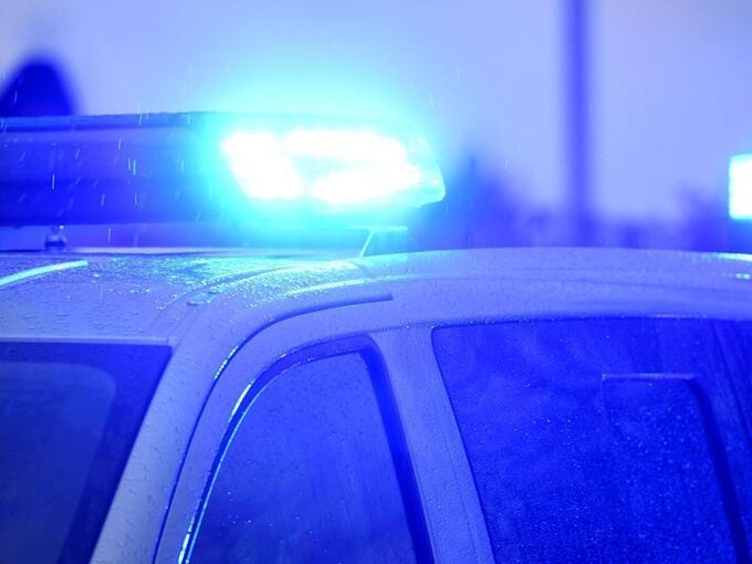 Blaulichter leuchten auf dem Dach eines Polizeifahrzeugs