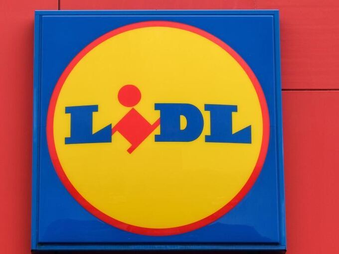 Blick auf das Logo des Discounters Lidl