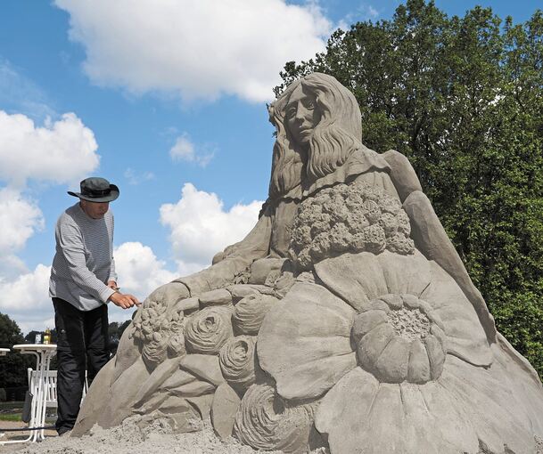 Jeroen van de Vlag arbeitet an „Flora – die Göttin der Blüte“. Insgesamt 14 Sandskulpturen werden im Blühenden Barock gezeigt.Fotos: Andreas Becker
