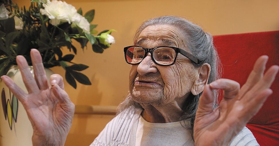 Anna Eberhardt ist mit ihren 105 Jahren hellwach und voller Humor. Sie liebt eine gestenreiche Sprache.Foto: Alfred Drossel