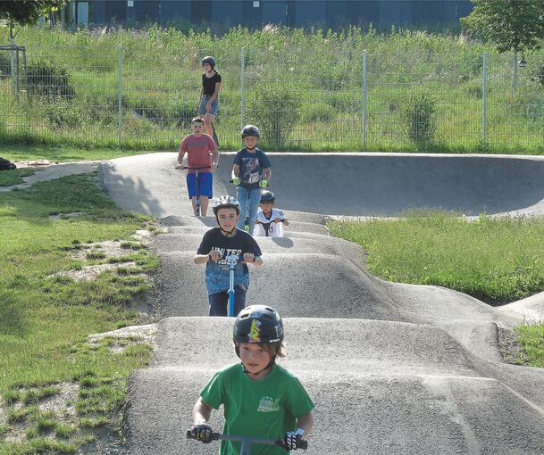 Pumptrack in Bietigheim-Bissingen. Die jungen Rollerfahrer erobern die Hügellandschaft. Fotos: AlfredDrossel