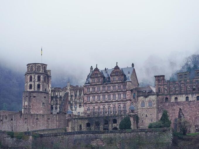 Regenwolken hängen über dem Heidelberger Schloss