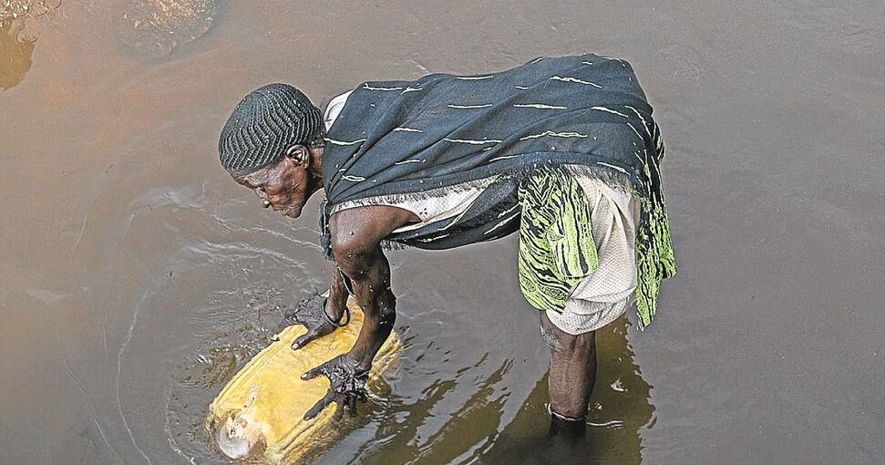 Eine Frau füllt ihren Kanister an einem Fluss: Mitunter müssen die Menschen im Südsudan kilometerlange Märsche hinter sich bringen, um an Trinkwasser zu kommen. Archivfoto: Mackenzie Knowles-Coursin/Unicef/dpa