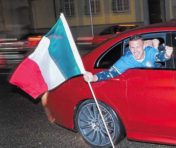 Italien feiert im Kreis: Die Squadra Azzurra steht im EM-Finale. Bilder: Holm Wolschendorf