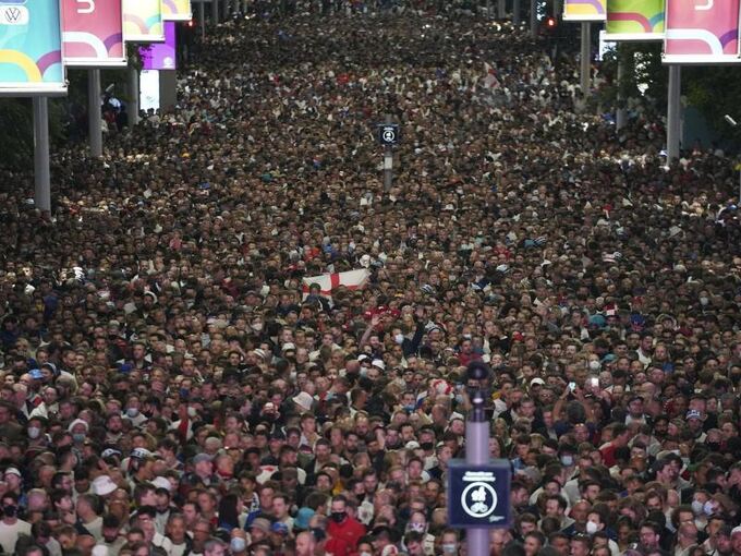 Wohl Zusammenhang von Corona-Anstieg und EM in England ...