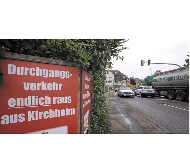 Mit Plakaten an der Bundesstraße machen die Kirchheimer ihrem Ärger Luft: Sie fordern seit Jahren eine Umgehungsstraße, doch bisher vergebens.Fotos: Alfred Drossel