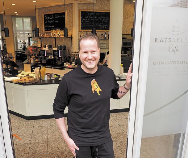 Bäckermeister Florian Lutz empfängt im neu gestalteten Ratskellercafé. Foto: Holm Wolschendorf