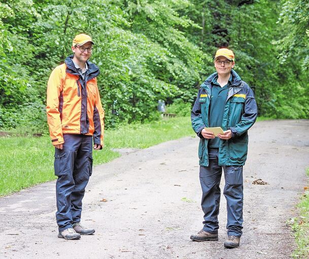 Raphael Müller (links) und Samuel Ziegler sind seit Januar 2020 für den Salonwald zuständig. Sie kennen die Artenvielfalt im Wald und die vielfältigen Ansprüche, die der Mensch an das Biotop stellt.