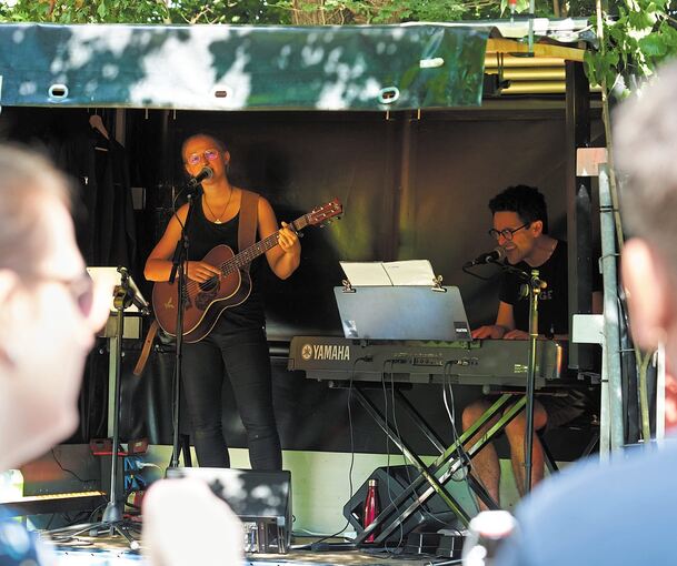 Musik, Atmosphäre und Bewirtung – beim zweiten Sommerfestival des Neckar-Enz-Vereins stimmt alles. Von den Besuchern gibt es viel Lob für die Veranstaltung. Fotos: Andreas Becker