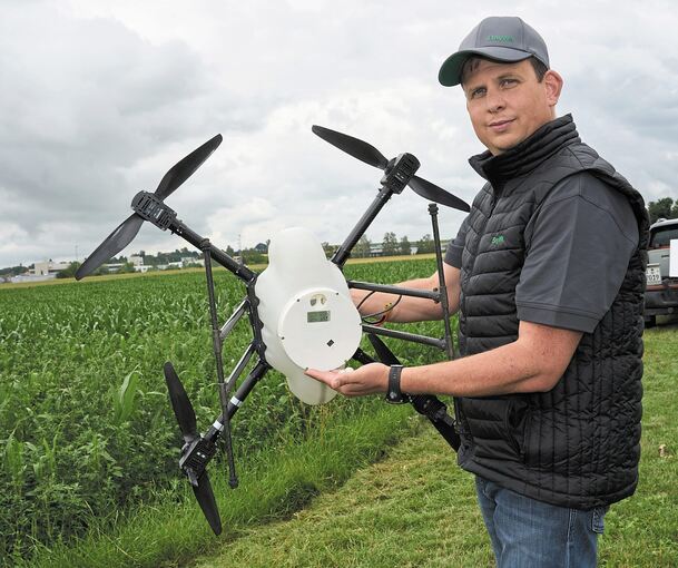 Markus Schaible zeigt seine Drohne und den Kugelauswurf für die Wespeneier.Fotos: Andreas Becker