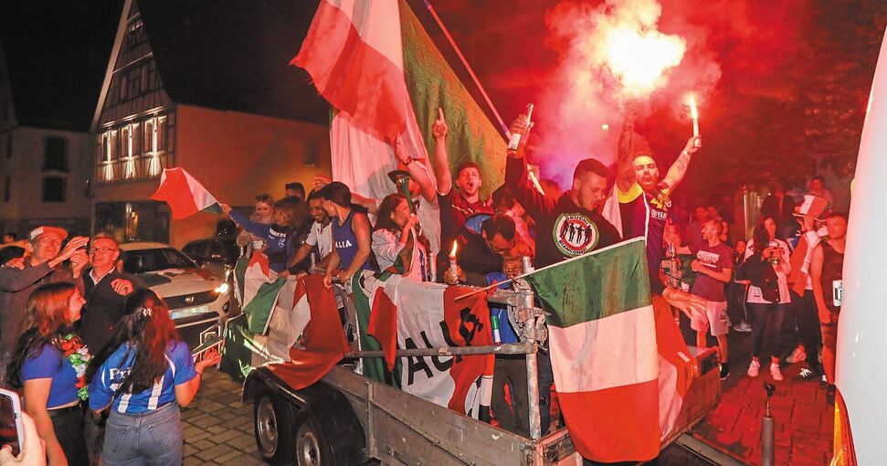 Ausgelassene Stimmung: Der EM-Sieg der italienischen Fußballer wird in Bönnigheim ordentlich gefeiert. Da wird das mit dem Abstand nicht immer so genau genommen. Fotos: Ramona Theiss