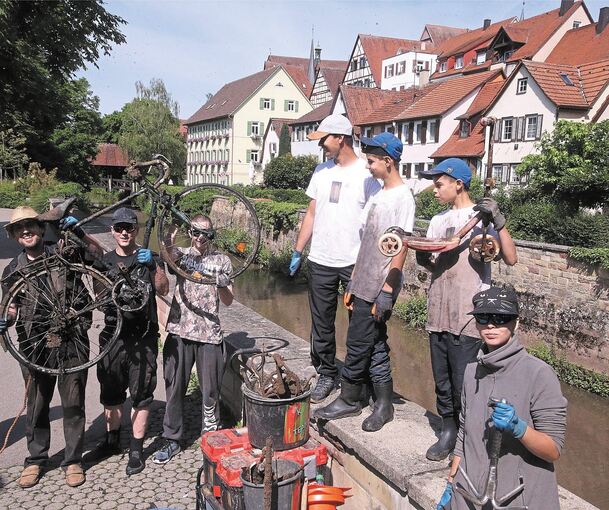 Eine Gruppe der Magnetangler präsentiert stolz ihre Beute aus Enz und Metter. Foto: Alfred Drossel