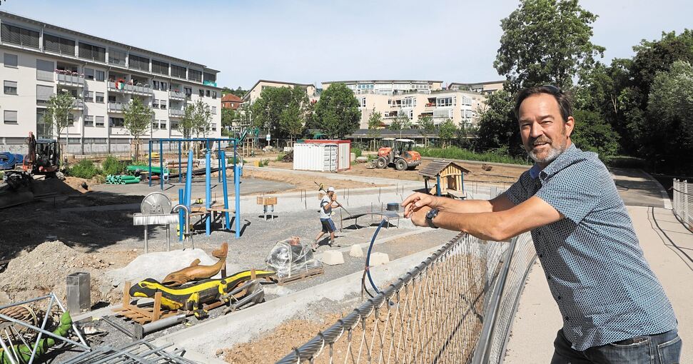 „Es greifen mehrere Projekte ineinander“: Der stellvertretende Stadtbaumeister Stefan Maier schaut sich die Baustelle an.