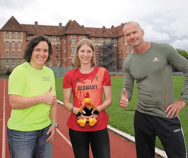 Stolz auf das Erreichte: Maren Metelka (Koordinatorin Sportbegabtenklasse), Lisa Nippgen, Trainer Marko Lindner (von links). Foto: Baumann