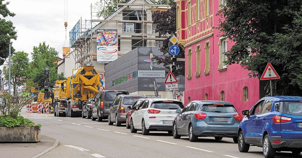 Relativ kleine Baustelle, große Wirkung: Der Stau von der Schillerstraße wirkt sich bis hinunter auf die Landesstraße 1100 aus. Foto: Holm Wolschendorf