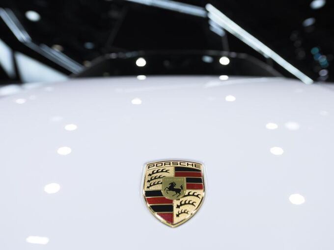 Ein Porsche-Logo ist auf einer Motorhaube zu sehen