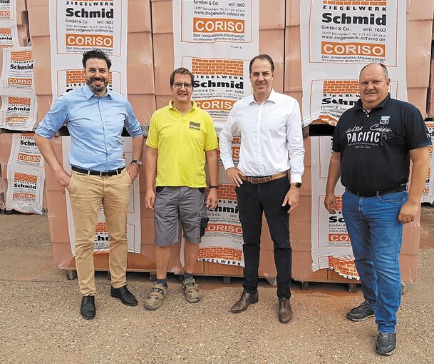 Die künftige Geschäftsführung des Ziegelwerks Schmid: Matthias Hörl, Karl Thomas Schmid, Michael Hörl und Martin Schmid (von links). Bild: Hörl+Hartmann Ziegeltechnik/p