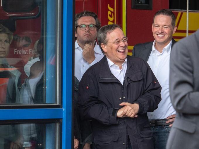 Laschet entschuldigt sich für Lachen bei Hochwasser-Besuch ...