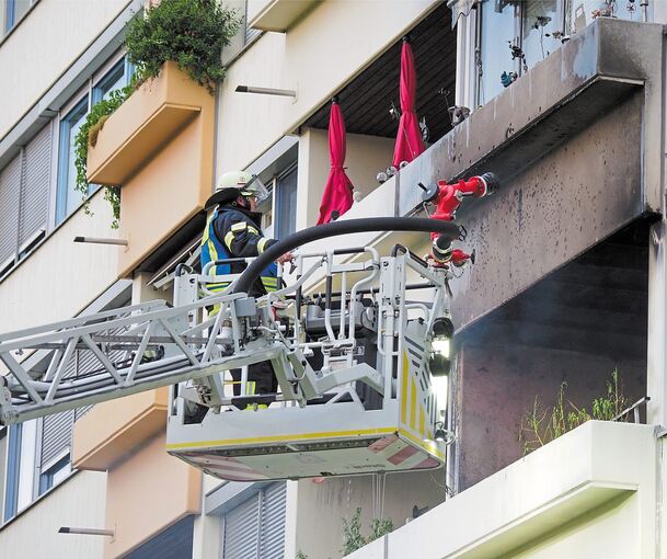 Die Feuerwehr löscht den Brand in der zweiten Etage eines Mehrfamilienhauses. Foto Holm Wolschendorf