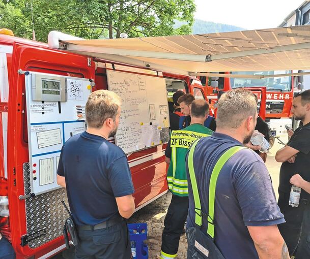 Die Feuerwehrleute bei der Lagebesprechung.