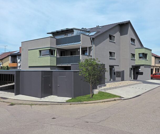 Vorher, nachher: Das neue Mehrfamilienhaus in Kirchberg ist ein Musterbeispiel für modernes, klimaschonendes Bauen. Fotos: klein architects