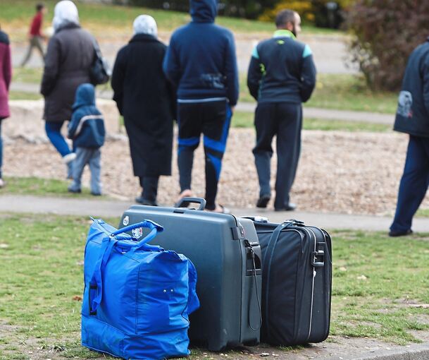 Der Flüchtlingszustrom hält an. Eine Familie mit neun Kindern ist am Freitag scheinbar ziellos in Ludwigsburg angekommen. Foto: dpa