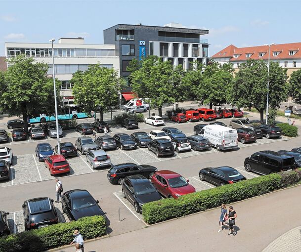 Der Arsenalplatz ist wegen seiner zentralen Lage in der Innenstadt einer der beliebtesten Parkplätze in der Stadt. Der an der Wilhelmstraße gelegene Teil dient auch jetzt schon häufig als Treffpunkt – bisher vornehmlich von Teilen der sogenannten Tun