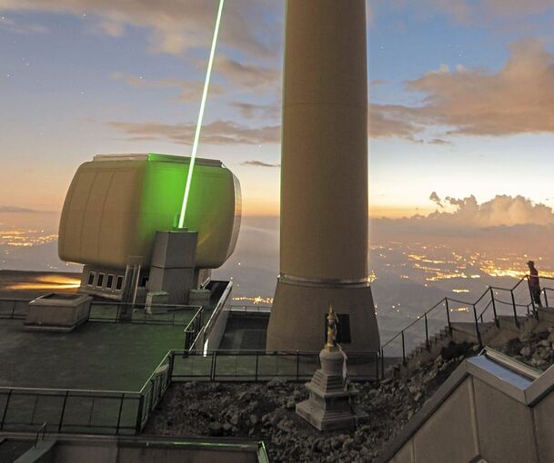 Von der Laserstation auf dem Berg Säntis ist am Montagabend ein Laserstrahl in die Wolken geschickt worden. Fotos: Trumpf/Martin Stollberg