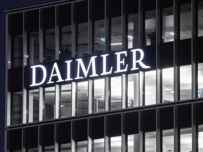 Der Schriftzug der Daimler-AG ist an der Konzernzentrale zu sehen