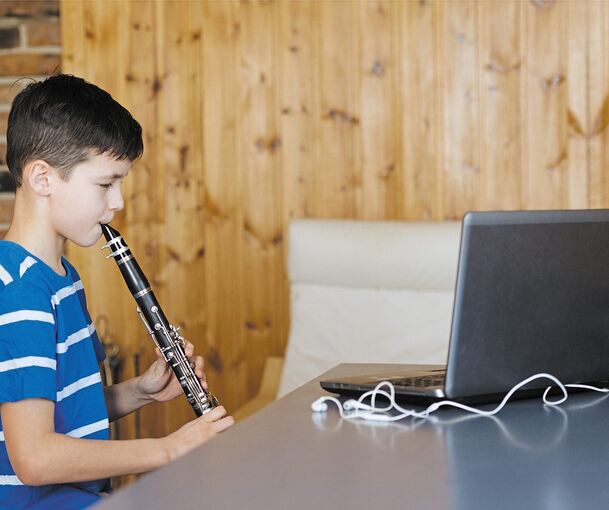 Instrumentalunterricht vor dem Computer: Für viele Musikschülerinnen und -schüler war das während des Lockdowns Realität. Für die Jugendmusikschule bedeutete das Einnahmen, obwohl mehrere Monate lang kein Präsenzunterricht möglich war. Foto: Augustas